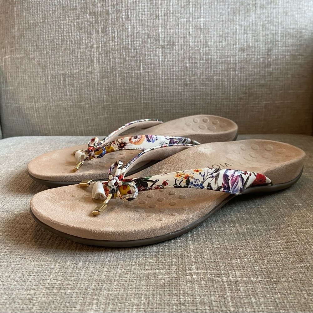 Vionic Women’s Bella II Slip On Thong Sandals Floral Print Bow Accent Sz 9.5